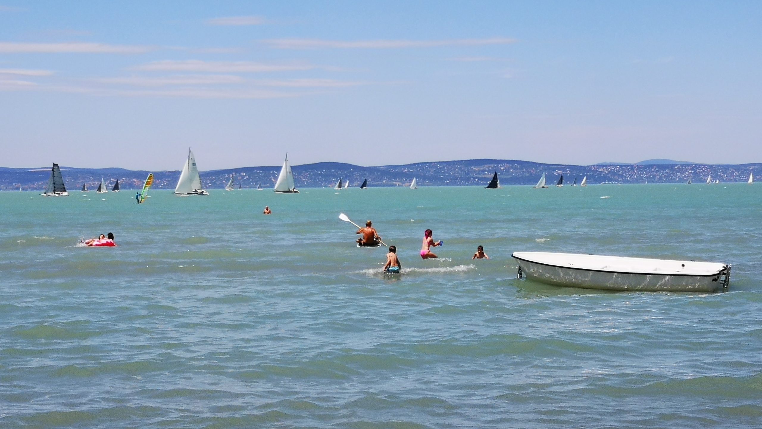 A déli part sekély, de a Balaton mélyén húzódó marásvonalra oda kell figyelni strandolás közben